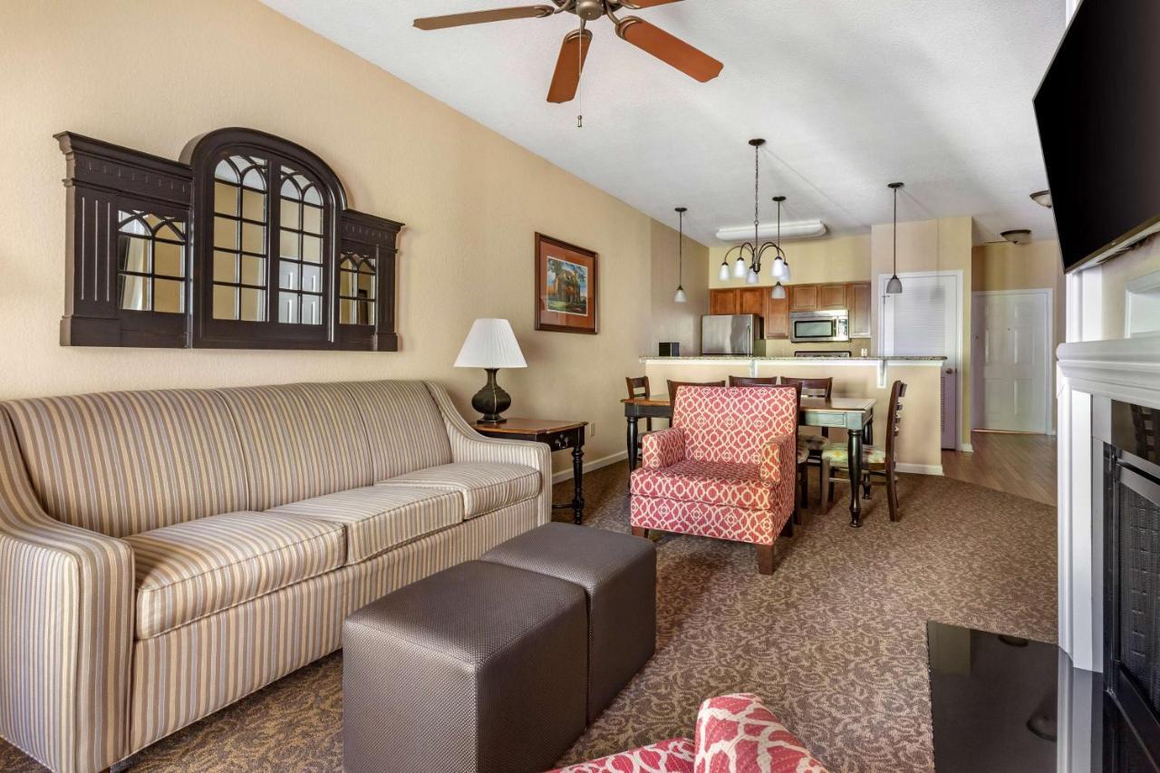 Two-Bedroom Suite One King Bed Two Twin Beds Roll Shower,1498710238:JPEG